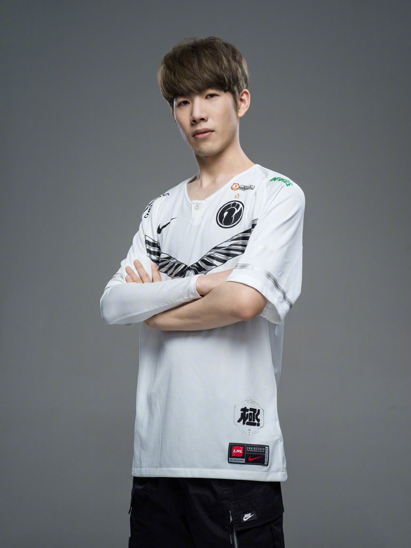 显示出他对 显示出他对